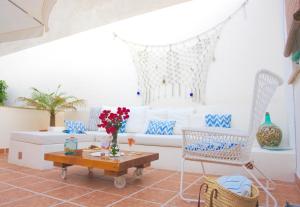 a living room with a couch and a table at Ca'n Perlita in Palma de Mallorca