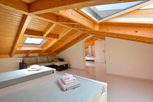 Cette chambre mansardée comprend un lit et une lucarne. dans l'établissement Luxury Bay View, à Corfou