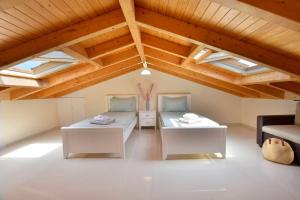 un salon avec des puits de lumière et deux tables et un canapé dans l'établissement Luxury Bay View, à Corfou