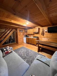 ein Wohnzimmer mit Sofa und Tisch in der Unterkunft Hello Kurpie in Nowogród