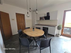 O bucătărie sau chicinetă la Alpenblick am Gardasee Ferienhaus