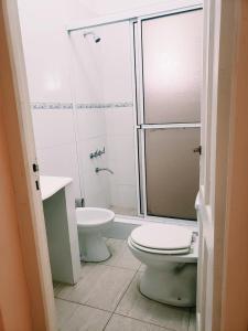 ein Badezimmer mit Dusche, Toilette und Waschbecken in der Unterkunft El viejo lobo in Esquina