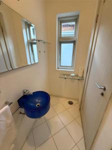 une salle de bain avec un lavabo bleu et une douche dans l'établissement Charmosa casa 4 suítes no Jd Europa, à São Paulo 46 autres photos