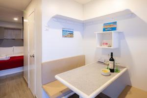 a small room with a table and two bottles of wine at Cocobox Lodge Peru in El Ñuro