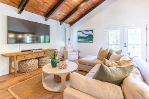 TV a/nebo společenská místnost v ubytování Dune Allen Treehouse