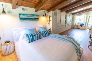 Postel nebo postele na pokoji v ubytování Dune Allen Treehouse + 53 fotografií