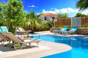 a pool with chaise lounge chairs and a swimming pool at Ferienhaus Für 31 Personen In Draia, Kreta West Kreta in Dhrámia