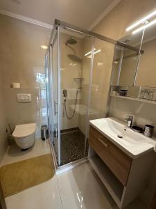Bilik mandi di Meridian Hotel