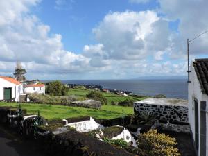 a view of the ocean from a house at Casas da Carlota in São Roque do Pico