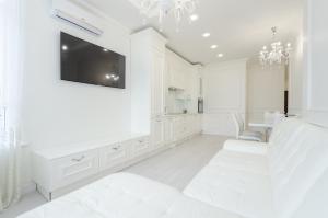 Televízia a/alebo spoločenská miestnosť v ubytovaní Petrovdom Apartments 10-353 in RC Central Park, 7 John McCain Street