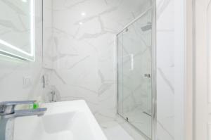 Kúpeľňa v ubytovaní Petrovdom Apartments 10-353 in RC Central Park, 7 John McCain Street