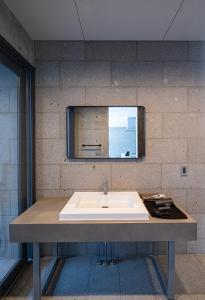 別府市にあるVilla Reine B - Vacation STAY 89195vの洗面台と鏡のあるバスルーム