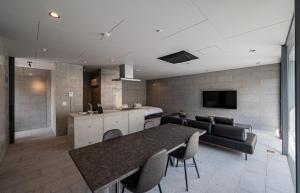 別府市にあるVilla Reine B - Vacation STAY 89195vのテーブルとソファのあるリビングルーム +8枚の写真