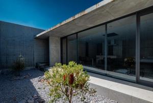 別府市にあるVilla Reine B - Vacation STAY 89195vの大きなガラス窓のある建物