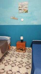 Postel nebo postele na pokoji v ubytování LA TERRAZZA SUL MARE camera doppia vicino aereoporto&mare SICILIAN SEA STYLE ROOM + 4 fotografie