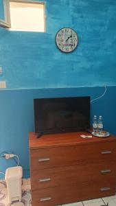 TV a/nebo společenská místnost v ubytování LA TERRAZZA SUL MARE camera doppia vicino aereoporto&mare SICILIAN SEA STYLE ROOM
