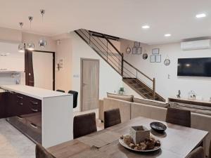 ピルゴスにあるDouble-V apartmentのキッチン、リビングルーム(テーブル、階段付)