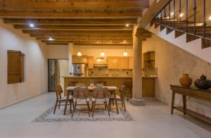 a kitchen and dining room with a table and chairs at Casa Cairo Pátzcuaro in Pátzcuaro