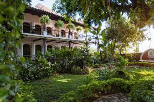 an exterior view of a house with a garden at Hotel Las Marías in Taxisco