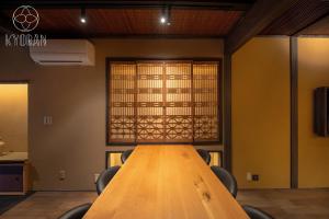 a conference room with a wooden table and chairs at Kyoran-Gion Residence - Vacation STAY 09383v in Gionmachi