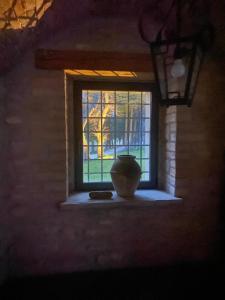 a window with a vase sitting in front of it at Le Due Querce in Vicolo Rancolfo