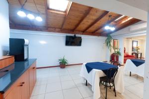 TV a/nebo společenská místnost v ubytování Hotel Real