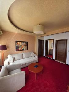 Ruang duduk di Meridian Hotel