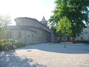 an old building with a tree in front of it at Au coeur de Montastruc-la-Conseillère - Chambres d'hôtes in Montastruc-la-Conseillère