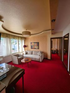 Ruang duduk di Meridian Hotel