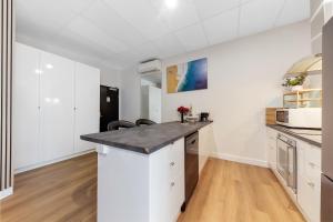 Kuchyňa alebo kuchynka v ubytovaní Modern studio in heart of Mooloolaba