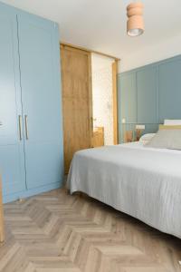 Cama o camas de una habitación en La Toscana Casa Rural piscina ,parking ,barbacoa