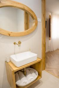 un baño con lavabo y espejo en La Toscana Casa Rural piscina ,parking ,barbacoa, en Jadraque