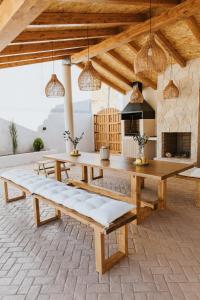 Imagen de la galería de La Toscana Casa Rural piscina ,parking ,barbacoa, en Jadraque