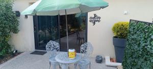 Villa Fiorenza - jungle - nature & vignobles的庭院或其他户外区域