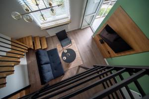 Una vista aérea de una escalera en una casa. en Indigo Apartments Loft, en Białystok