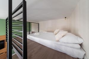 Un dormitorio con una cama blanca y una escalera. en Indigo Apartments Loft, en Białystok 19 fotos más