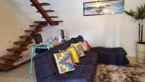 a living room with a purple couch and a table at Edicula Super Moderna - Atibaia in Atibaia +17 photos