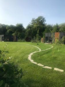 Aed väljaspool majutusasutust TinyHouses & Garden