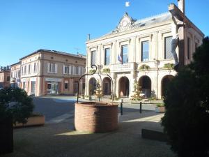 a large white building with a statue in front of it at Au coeur de Montastruc-la-Conseillère - Chambres d'hôtes in Montastruc-la-Conseillère +22 photos