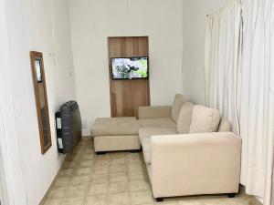 un soggiorno con un divano e una TV di Astur Patagonia a Trelew