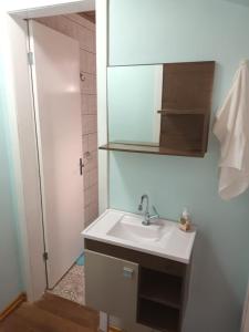 une salle de bain avec lavabo et douche dans l'établissement Casa Villagio - CONDOMÍNIO, à Gramado 9 autres photos