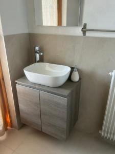 Et badeværelse på Monolocale con vista mozzafiato