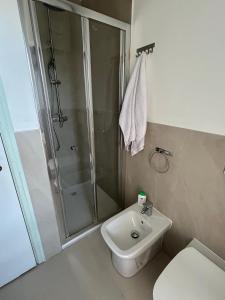 Et badeværelse på Monolocale con vista mozzafiato