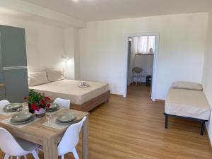 ein kleines Zimmer mit einem Bett und einem Tisch und Stühlen in der Unterkunft My way in Sassoferrato