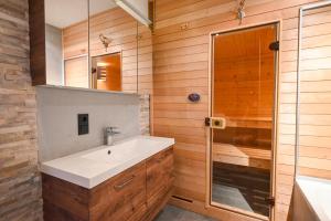 une salle de bain avec un lavabo et une douche dans l'établissement Post Residence Apartments incl ZAK SUMMER CARD by All in One Apartments, à Zell am See 164 autres photos