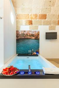 TV a/nebo společenská místnost v ubytování Le Perle di Bà - Suites with Jacuzzi in Polignano