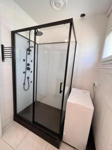 eine Dusche mit Glastür neben einer Toilette in der Unterkunft Maison La Belle Endormie- Disneyland et Paris in Champs-Sur-Marne + 21 Fotos