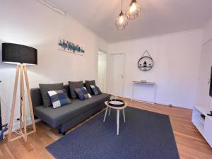 ein Wohnzimmer mit Sofa und Tisch in der Unterkunft Maison La Belle Endormie- Disneyland et Paris in Champs-Sur-Marne