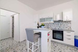 Kuchyňa alebo kuchynka v ubytovaní Apartment in Novi Vinodolski 15435