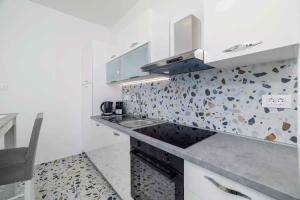 Kuchyňa alebo kuchynka v ubytovaní Apartment in Novi Vinodolski 15435